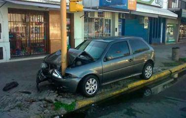 Un auto se incrustó con una columna en plena Avenida San Martín