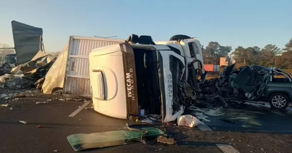 Accidente fatal en Ruta 9: un camión se cruzó de mano, chocó de frente con una camioneta y murió su conductor