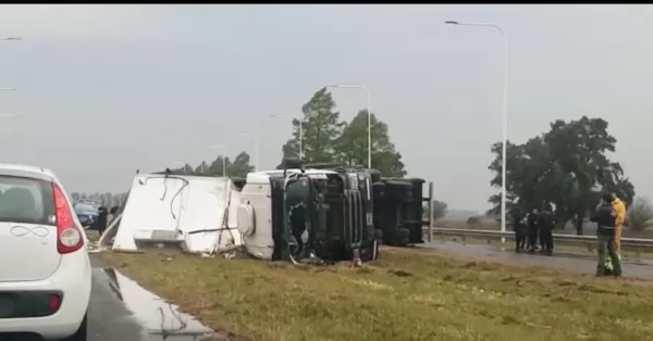 Ahora:Choque entre dos camiones en Autopista Rosario Santa Fe