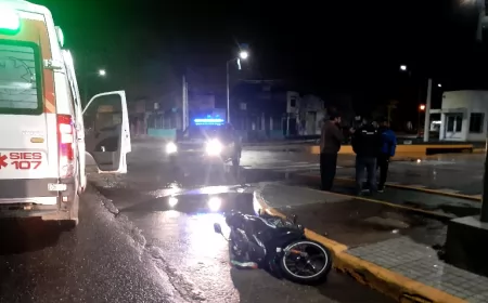 Motociclista terminó en el hospital tras chocar con un auto