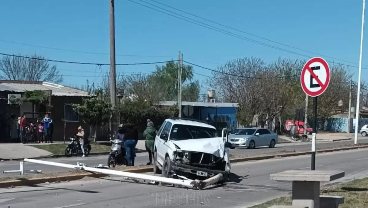 Se le reventó un neumático y chocó con una columna en la Avenida Interurbana