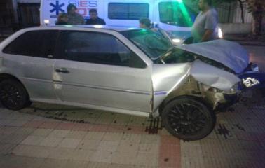 Un automovilista colisionó con un vehículo que estaba estacionado