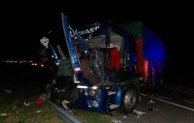 Dos personas quedaron atrapadas en un camión tras un accidente en la Autopista