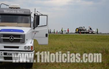 Vuelca un auto y cae un Camión