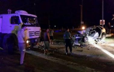 Choque frontal entre un auto y un camión cisterna en ruta 11