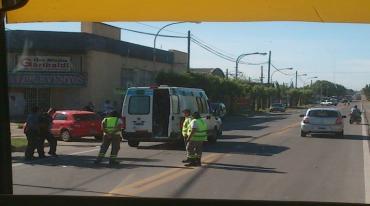 Choque entre auto y moto frente al Club Garibaldi