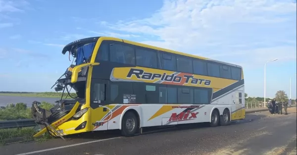 Chocaron un colectivo con un camión y ciclistas resultaron lesionados en Santa Fe