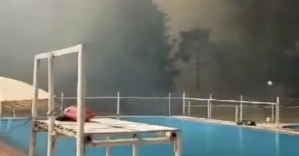 Evacuaron a niños de una colonia de vacaciones por un incendio forestal en La Plata