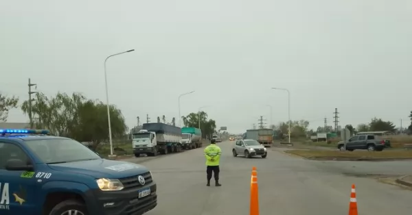 Cortaron la ruta 10 tras el vuelco de un camión