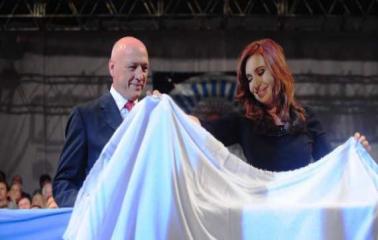 Bonfatti entregó a Cristina una manta realizada por los chicos de CADI San Lorenzo