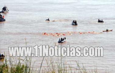 Nadadores, cruzan el río Paraná en Capitán Bermúdez