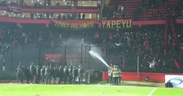 Colón, de mal en peor: incidentes en el partido contra Mitre de Santiago del Estero y suspensión del encuentro