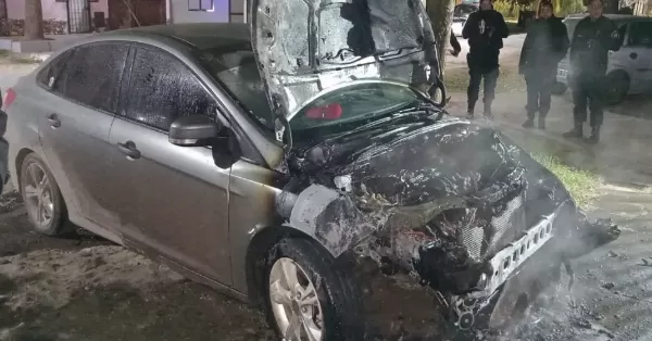 Se incendió un automóvil en la madrugada en la ciudad de San Lorenzo 