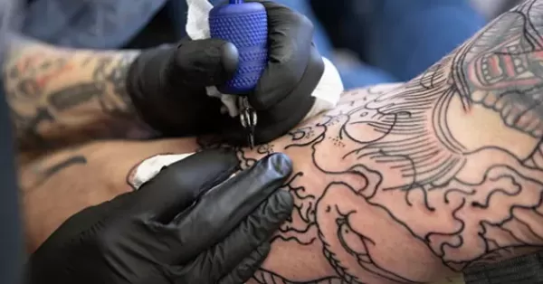 La Municipalidad de Rosario y la UNR lanzaron un curso gratuito de formación de tatuadores