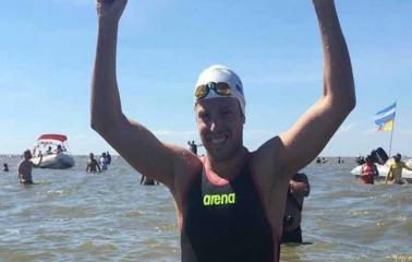 Damián Blaum marcó un nuevo record cruzando a nado el Río de La Plata
