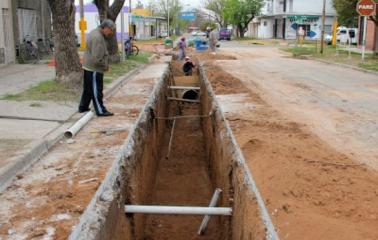 Instalan nuevo desagüe en calle Alem