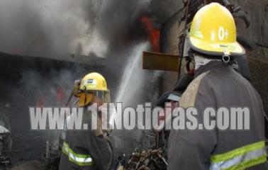 Incendio en un muelle de Vicentín