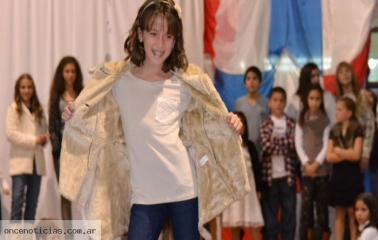 Desfile de moda por la escuela de futbol