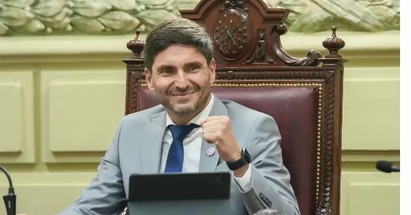 Doble rol: Pullaro cumple las funciones de constituyente a la par de su cargo como gobernador