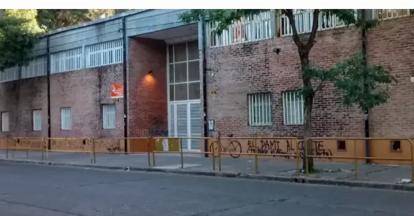 Hallaron un cartel con un mensaje mafioso en una escuela de Rosario                                   
