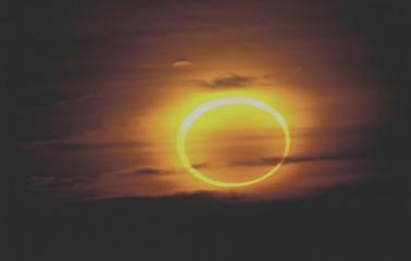 Martes 13 y un eclipse total de sol