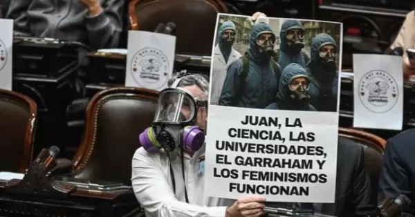 El diputado Esteban Paulón se vistió como “El Eternauta” en el Congreso para defender la ciencia y la salud