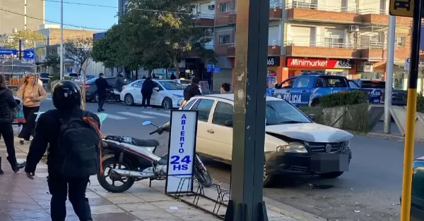 Esquina complicada: nuevo choque entre dos autos en el centro de San Lorenzo