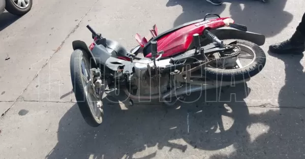 Bermúdez: un auto y una moto chocaron en la Interurbana y una mujer resultó fracturada 