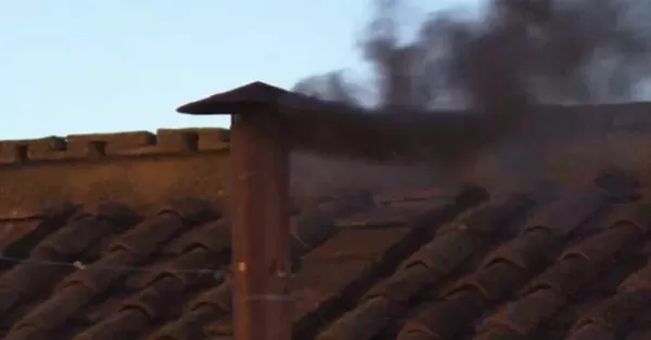 Comenzó el cónclave en el Vaticano: Primera fumata negra tras la votación inicial