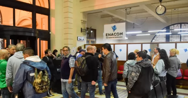 Echaron a 30 trabajadores del ENACOM en Rosario con un fuerte operativo de la Policía Federal