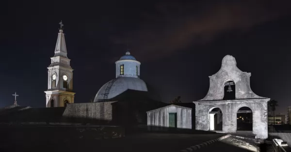 San Lorenzo: La espadaña del Convento ahora luce iluminada por las noches