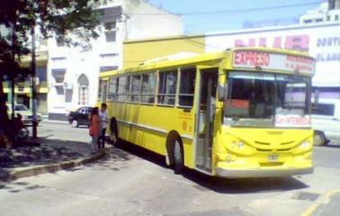 Arrojan una piedra a un colectivo y causan lesiones graves a un pasajero