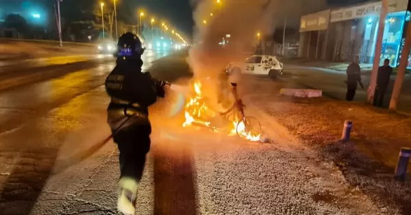 Puerto San Martín: Una motocicleta se incendió en plena vía pública