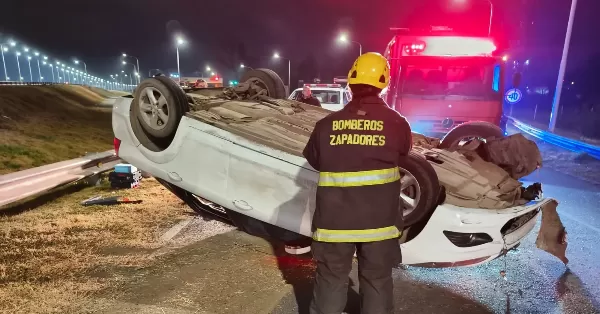 Un automóvil volcó en Autopista Rosario Santa Fe: no hubo heridos 