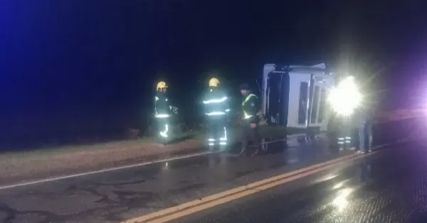 Volcó un camión en Ruta 34 a la altura de Luis Palacios: hay tránsito reducido y calzadas resbaladizas 