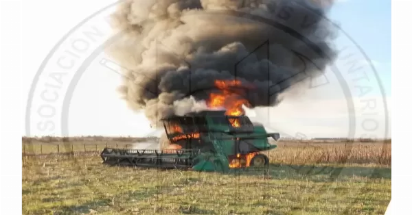 Se incendió una cosechadora en un campo de la zona rural de San Lorenzo
