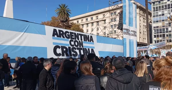 Multitudinaria marcha en apoyo a Cristina Kirchner: comenzó el acto en Plaza de Mayo y habló la expresidenta desde su domicilio
