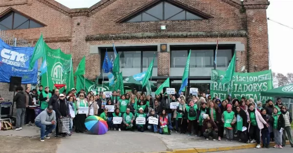 ATE Rosario protestó frente al Ministerio de Educación y cuestionó a los paritarios por negar la pérdida salarial