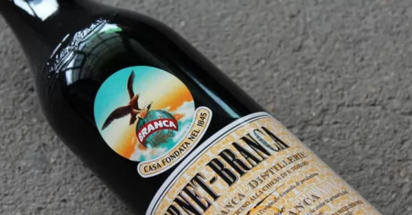 Robó dos botellas de Fernet, el dueño del negocio lo retuvo y lo entregó a la policía en Bermúdez