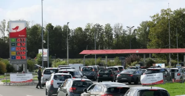 Franceses a las piñas por colarse en las filas de carga de combustible ante la escasez tras dos semanas de paro