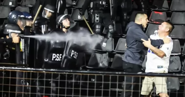 El ministro de Seguridad santafesino defendió al policía que agredió a Riquelme en la cancha de Newell’s