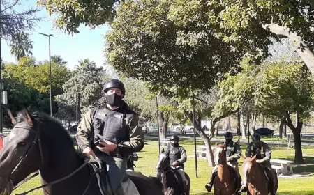 Gendarmería recorre a caballo las calles de Puerto General San Martín