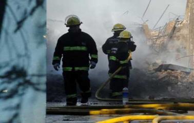 Un globo navideño causó un gran incendio en un depósito de zapatillas