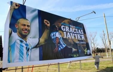 Colocaron una gigantografía de Mascherano en el ingreso a San Lorenzo