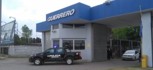 Video: El dueño de Guerrero Motos casi incendia el auto de un trabajador