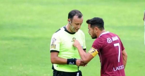 El árbitro Dario Herrera denunció ante la policía al Laucha Acosta por amenazas