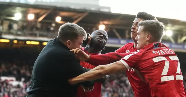 Inglaterra: Un hincha entró a la cancha a agredir a los jugadores por festejar un gol