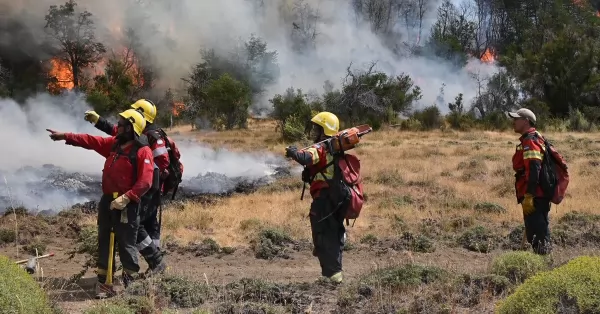 Continúa el operativo para controlar el incendio en el Parque Nacional Nahuel Huapi