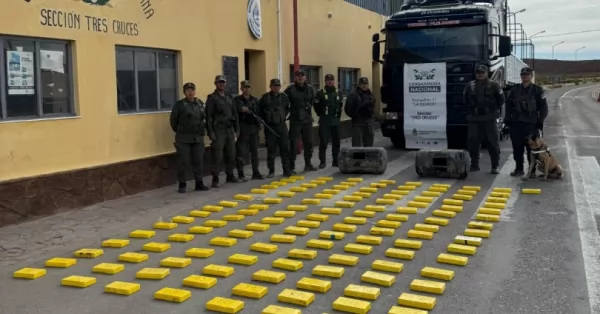 Incautan 136 kilos de cocaína escondidos en tanques de aire de un camión