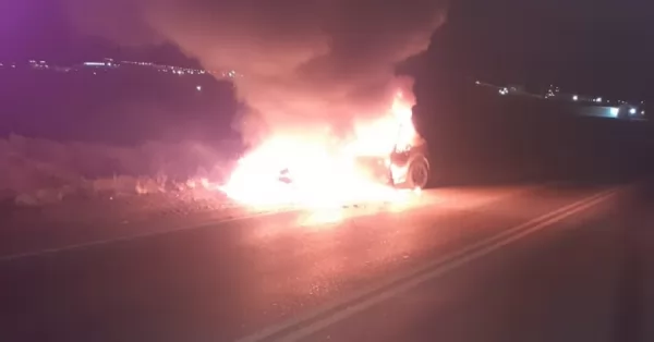 Por una falla mecánica se le prendió fuego el auto en la Autopista